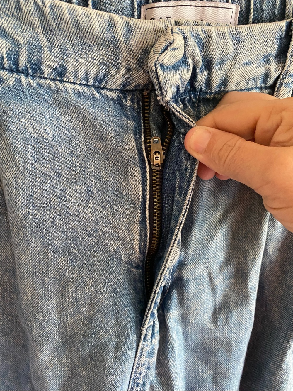 GAP UltraSoft Denim Wide Leg Pleated Jeans Woman 8 Light Wash Lyocell Blend 2024 - Picture 4 of 16